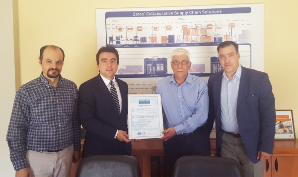 Handing over the certificate of BQC to the General Manager of Zetes Netwave S.A., Mr Pantelatos. 